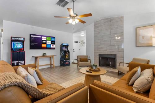 6 BR Oasis with Pool Pickle Ball Golf & More