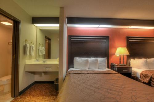 Smoky Mountain Inn & Suites - photo 25