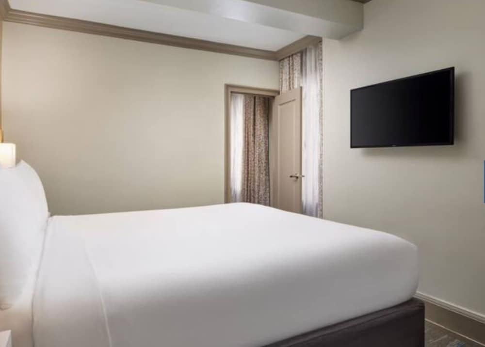 Hampton Inn & Suites by Hilton New Orleans Canal St. French Quarter - photo 10
