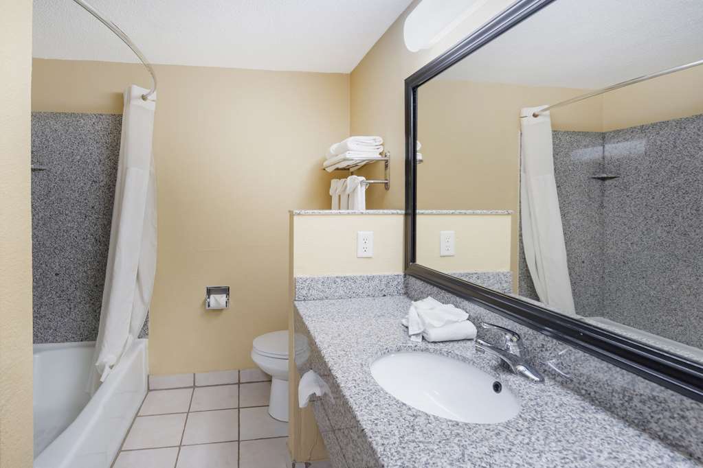 Quality Inn & Suites Bloomington University Area - photo 13