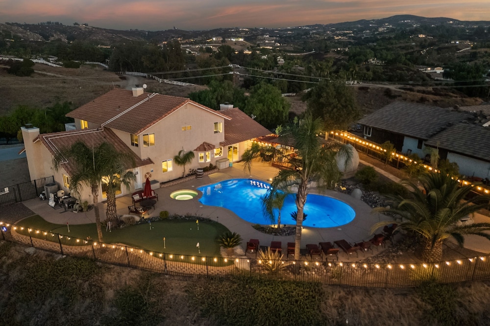 Chardonnay Charm by Avantstay Luxe Group Retreat w Pool Mins to Wineries in Temecula, United States