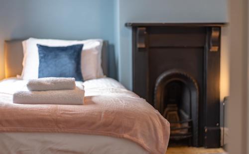 Cosy 2 Bedroom Reading House SLEEPS 6 With FREE WiFi & Garden by Roost Accommodation