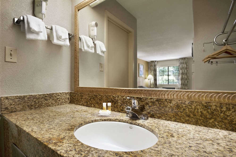 Days Inn by Wyndham Southaven MS - photo 11