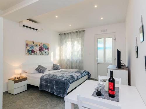 Apartments L&M Studio Apartment with Terrace Vlahini