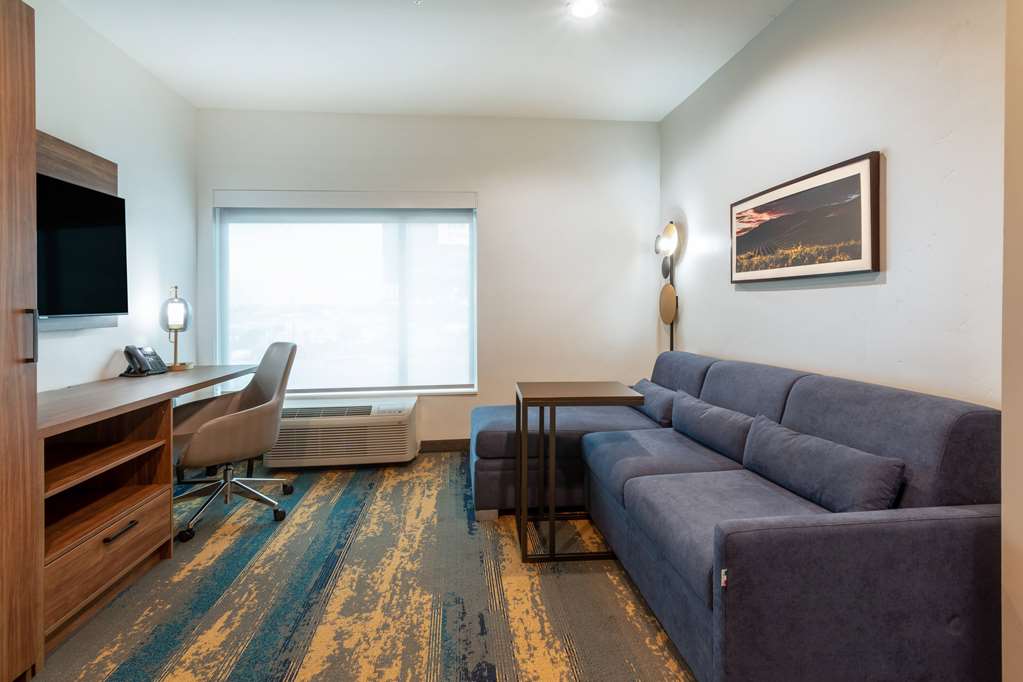 La Quinta Inn & Suites by Wyndham Galt Lodi North - photo 44