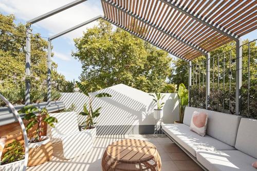 Canopy Terrace Retreat to Voguish Urban Charm in Melbourne, Australia