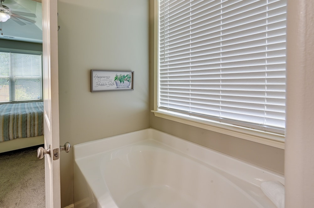 Cozy South Carolina Retreat with Patio and Fireplace in Greenville, United States