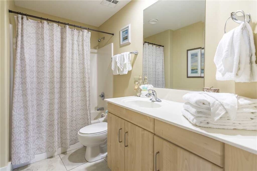 Island Tower 1001 3 Br condo by RedAwning - photo 21