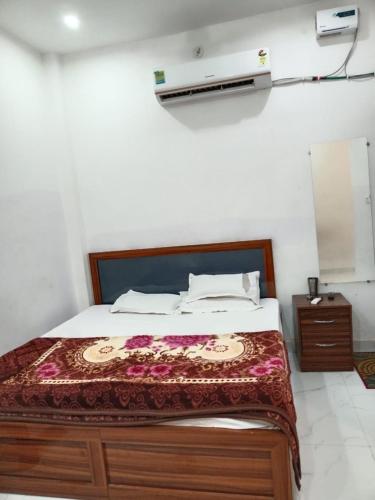 Mohit guest In in Vrindavan, India