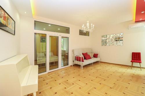 Unique 3 Apt Combo for 6 Guests by Wehost