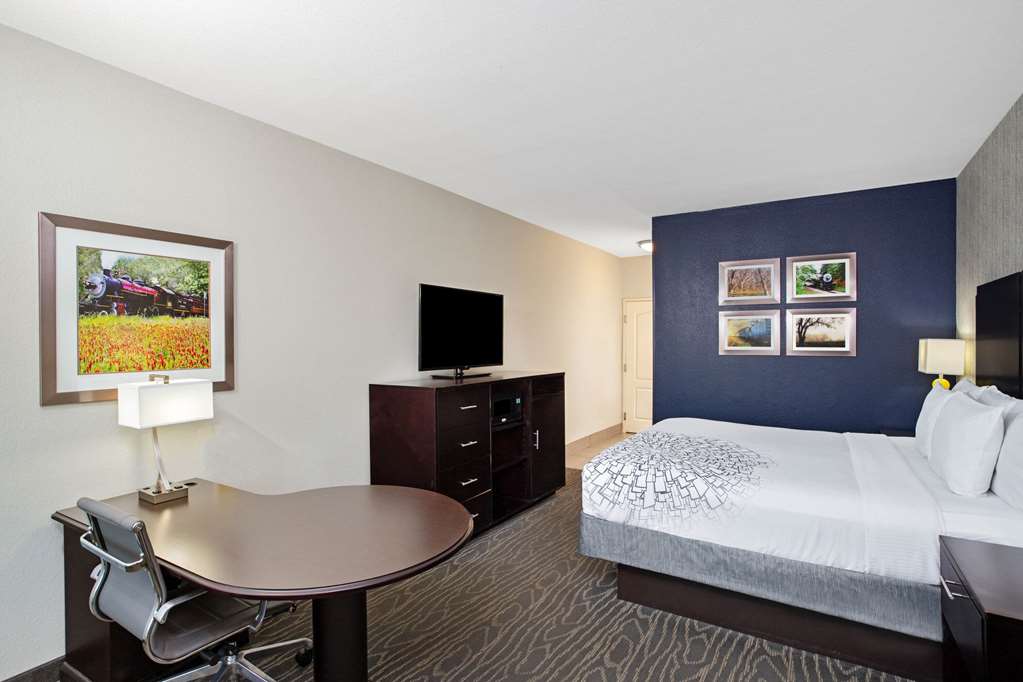 La Quinta Inn & Suites by Wyndham Palestine - photo 16