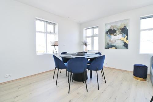 LL Properties G7 Luxury House By The Harbor