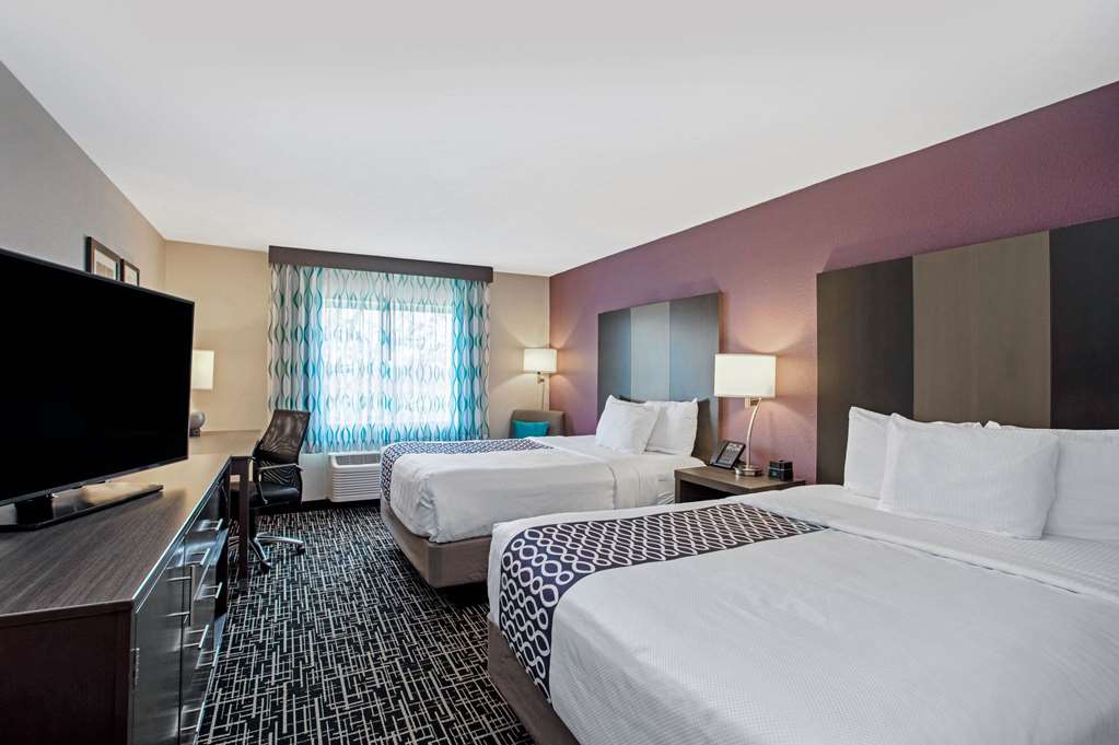 La Quinta Inn & Suites by Wyndham Fayetteville - photo 16