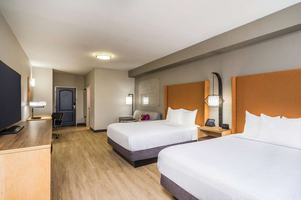 La Quinta Inn & Suites by Wyndham Chattanooga Hamilton Place - photo 16