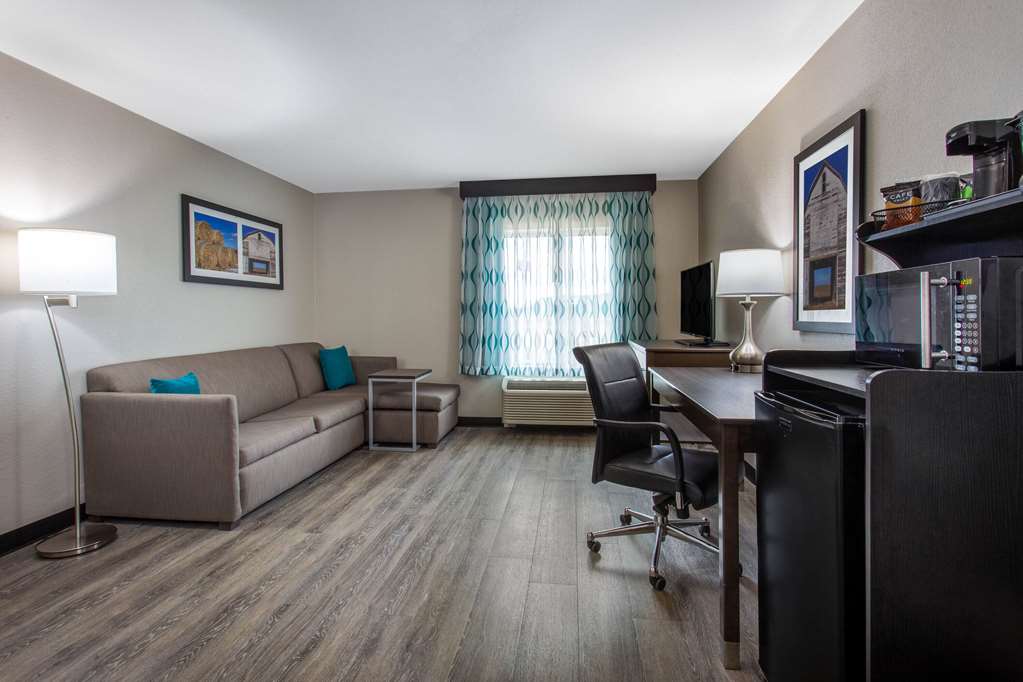 La Quinta Inn & Suites by Wyndham Effingham - photo 40