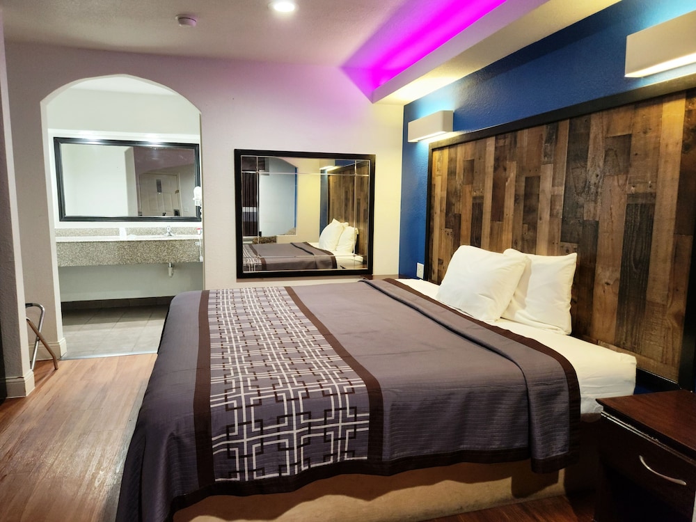 Express Inn Tomball - photo 12