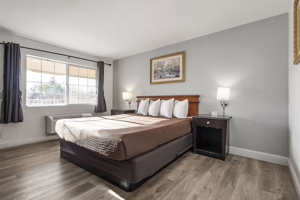 Grace Light Inn - photo 10