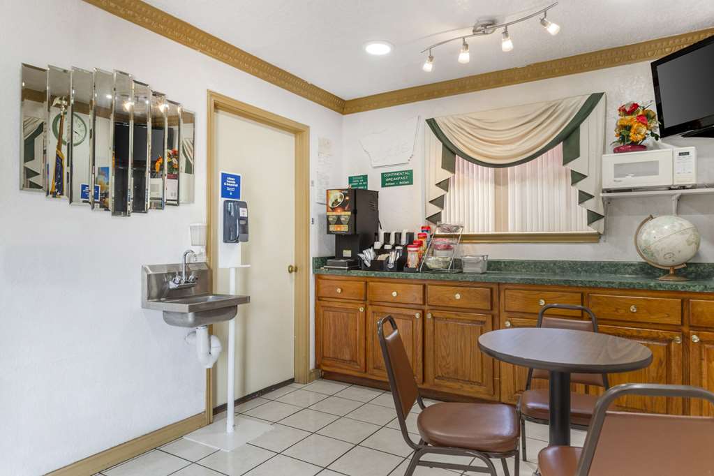 Econo Lodge Inn & Suites Near Lackland AFB - photo 33