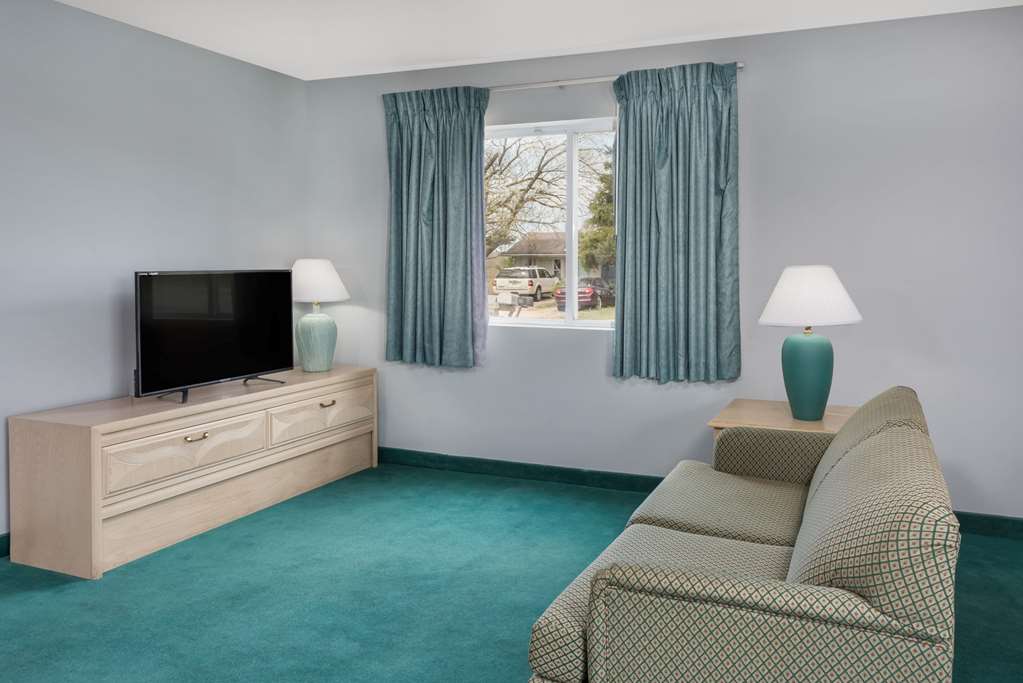 Days Inn by Wyndham Osage Beach Lake of the Ozarks - photo 10