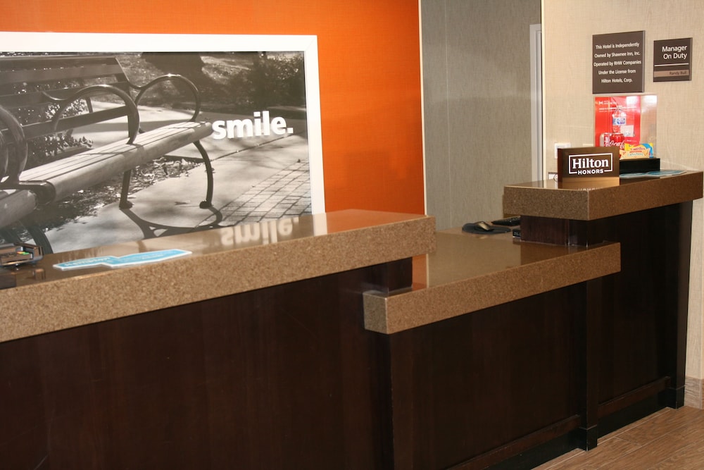 Hampton Inn Kansas City Shawnee Mission - photo 2