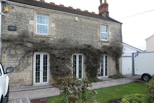 Midsomer Manor Sleeps 16 Hot Tub Near Bath — 4-Star Luxury Hotel in Midsomer Norton, United Kingdom