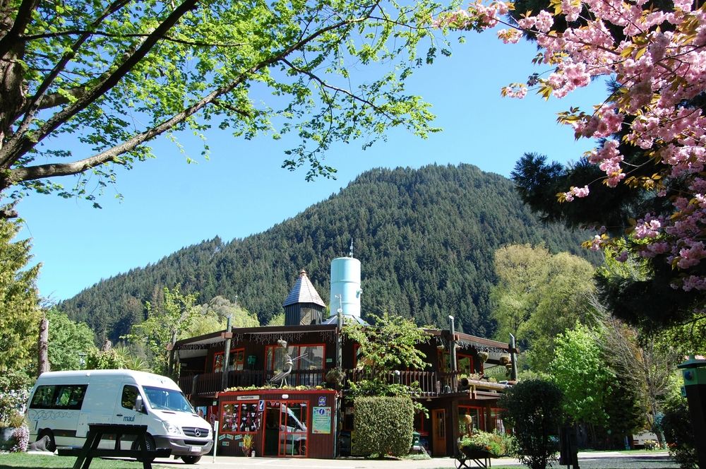 Queenstown Holiday Park Creeksyde — 4-Star Luxury Hotel in Queenstown, New Zealand