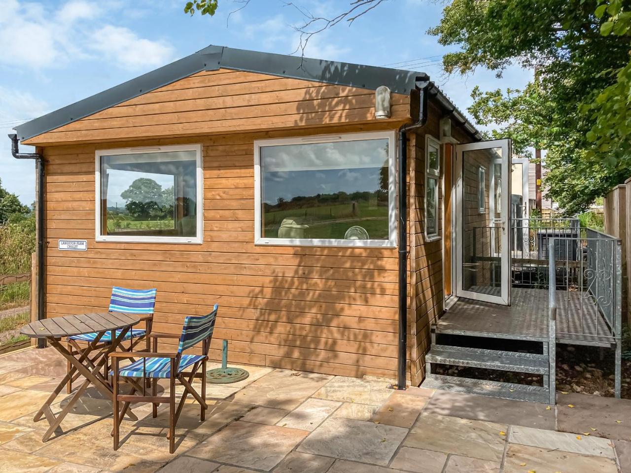 Langston Farm Chalet — 4-Star Luxury Hotel in Shillingstone, United Kingdom