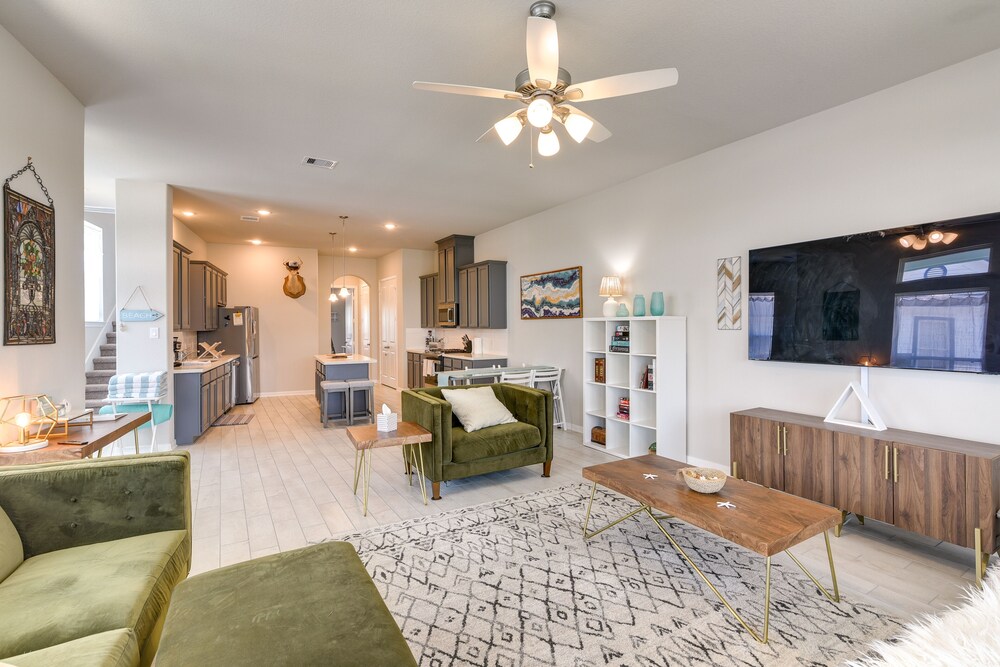 La Porte Home with Balconies Walk to Beach — 4-Star Luxury Hotel in La Porte, United States