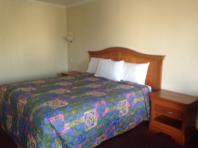 Econo Motor Inn - photo 7