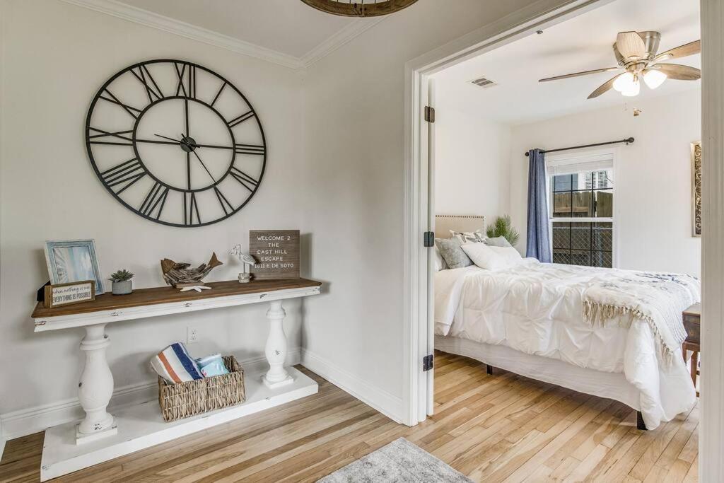 The East Hill Escape A Bay View Beachy Cottage — 4-Star Luxury Hotel in Pensacola, United States