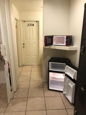 Crown Inn & Suites - photo 3