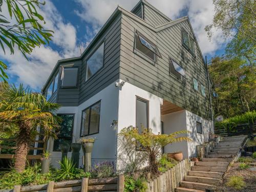 Hillside Haven Tairua Holiday Home — 4-Star Luxury Hotel in Tairua, New Zealand