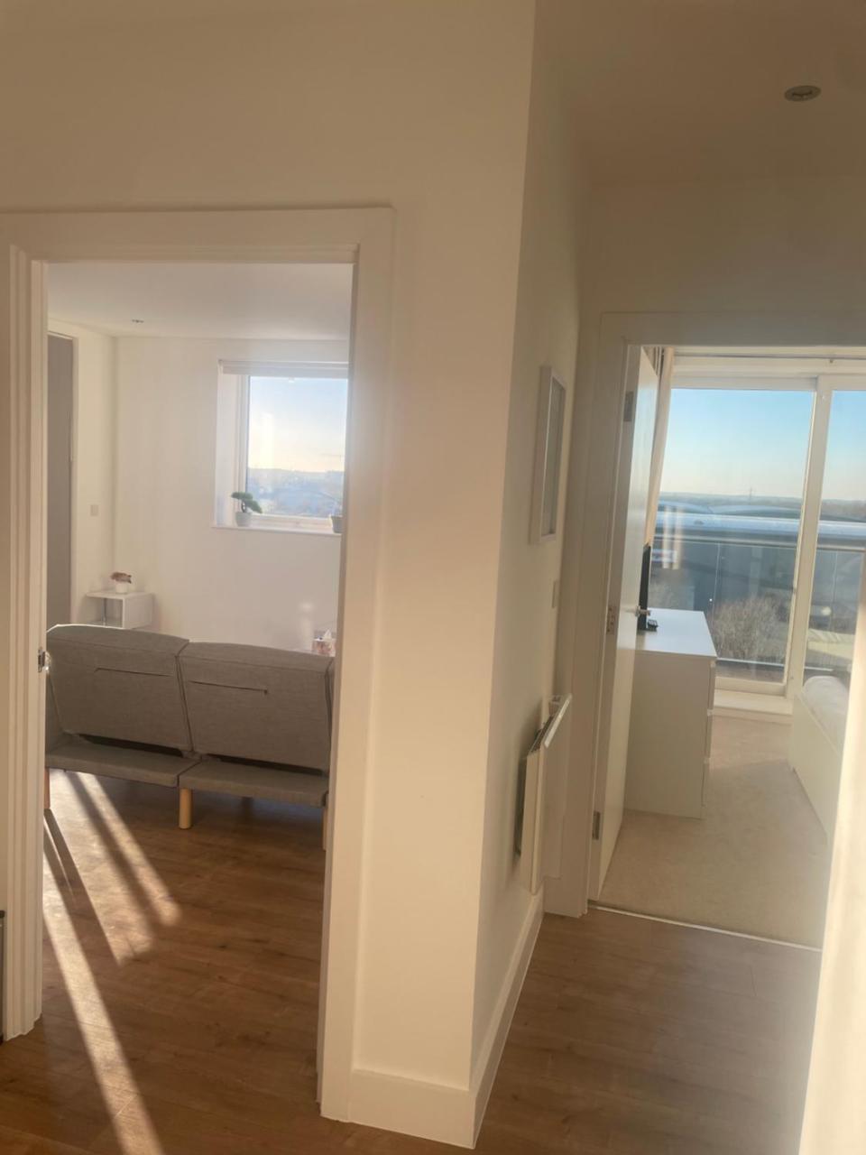 2BR 2BA Top Floor Penthouse Apartment in RG2 Ideal for Business Travellers & Contractors Free Parking & Sleeps Up To 6