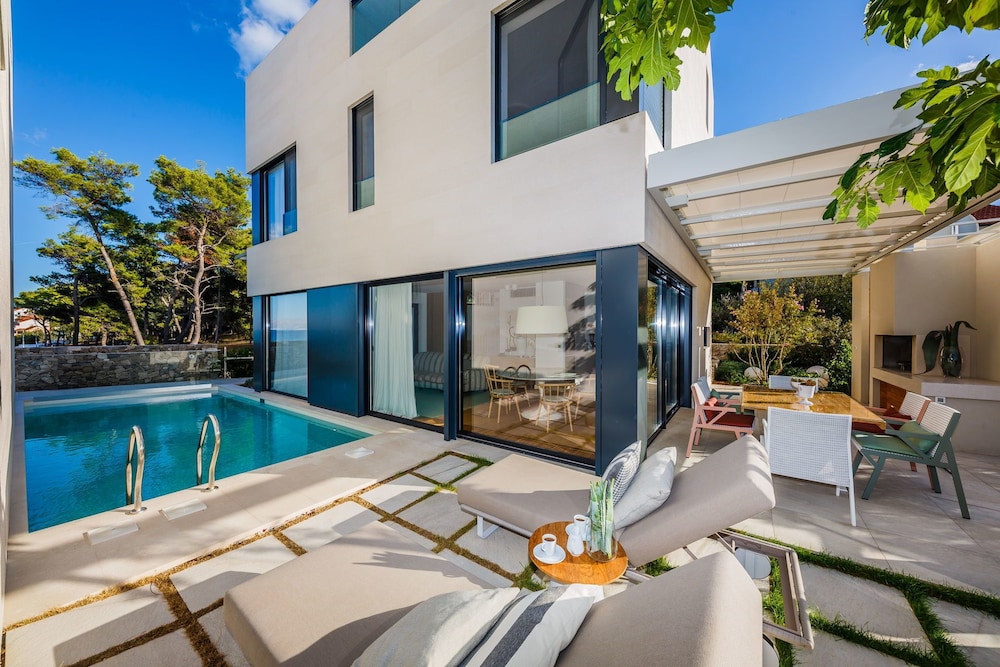 Omega Villas Complex — 5-Star Luxury Hotel in Sutivan, Croatia
