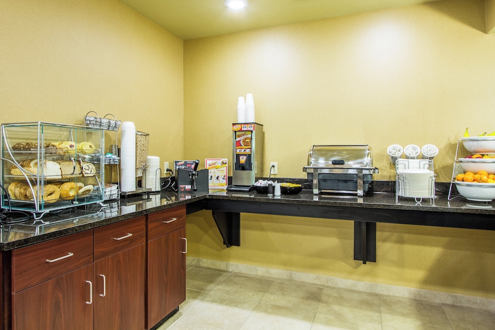 Cobblestone Inn & Suites Corry - photo 39