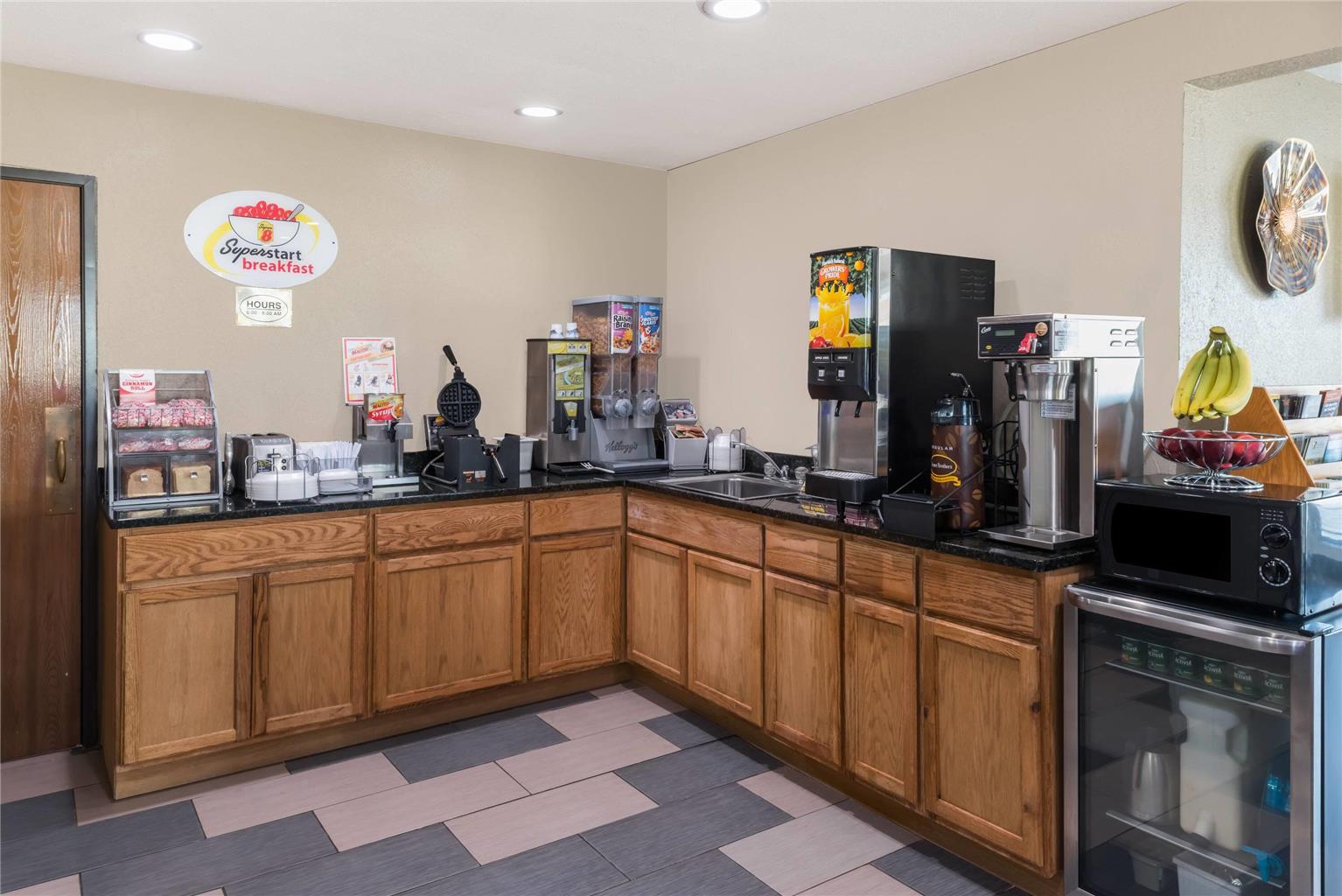 Super 8 by Wyndham Okawville - photo 17