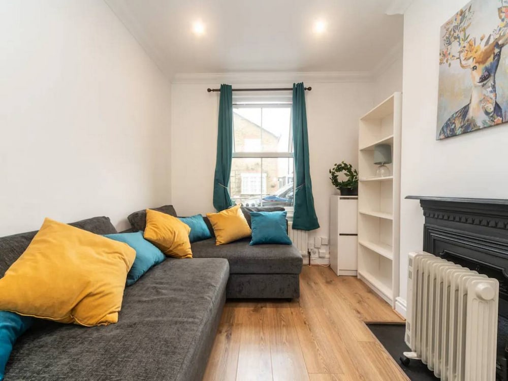 Charming Period Home near Surbiton with Garden — 4-Star Luxury Hotel in London, United Kingdom