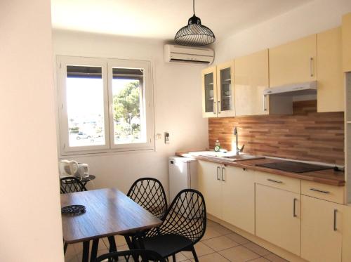 P2 4 Prs 200 M Plage Et Cv in Le Grau-Du-Roi, France