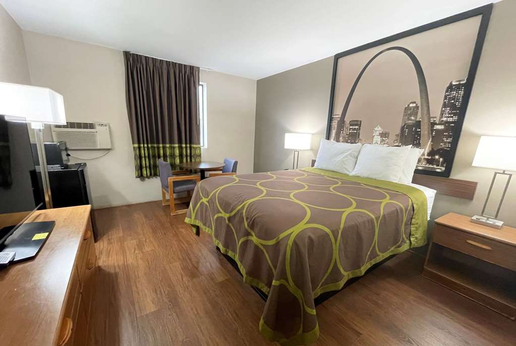 Super 8 by Wyndham Eureka Six Flags Nearby - photo 23