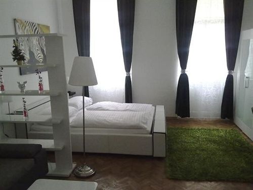 CheckVienna Siebenbrunnengasse - last minute hotel in Vienna
