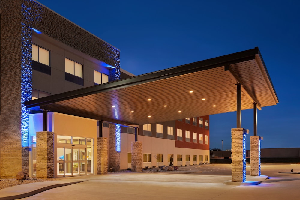 Holiday Inn Express and Suites Beaver Dam - photo 37