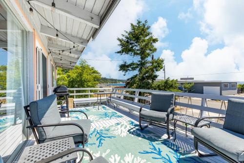 Totally Beachin Getaway by AvantStay Waterfront - featured photo