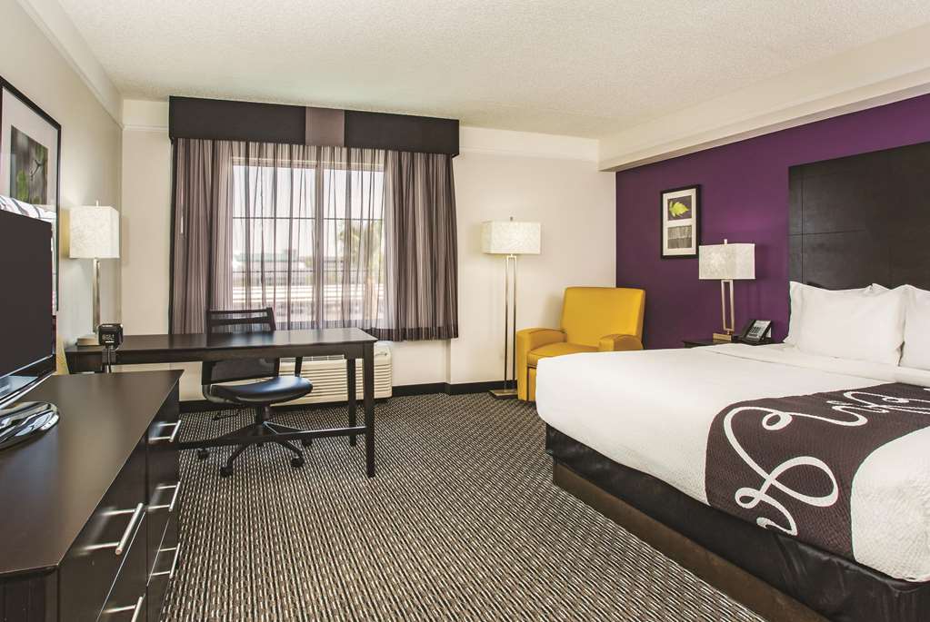 La Quinta Inn & Suites by Wyndham Las Vegas Summerlin Tech - photo 17