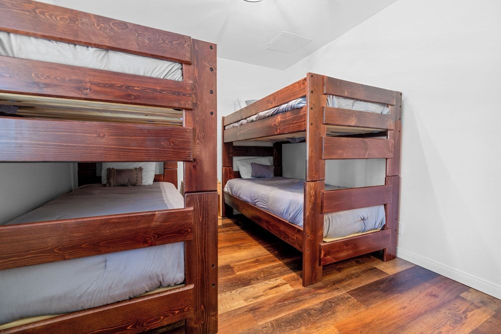 Bigfoot’s Hideout Warm and welcoming minutes to grocery boutiques and entertainment in Big Bear Lake, United States