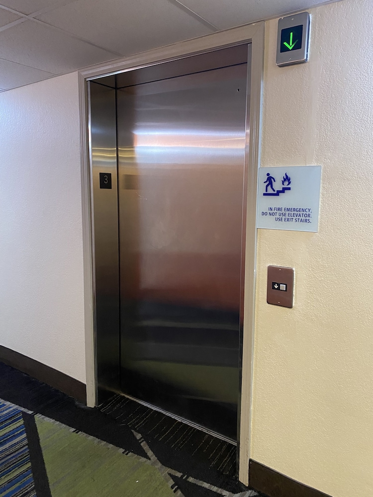 Holiday Inn Express Metropolis - photo 48