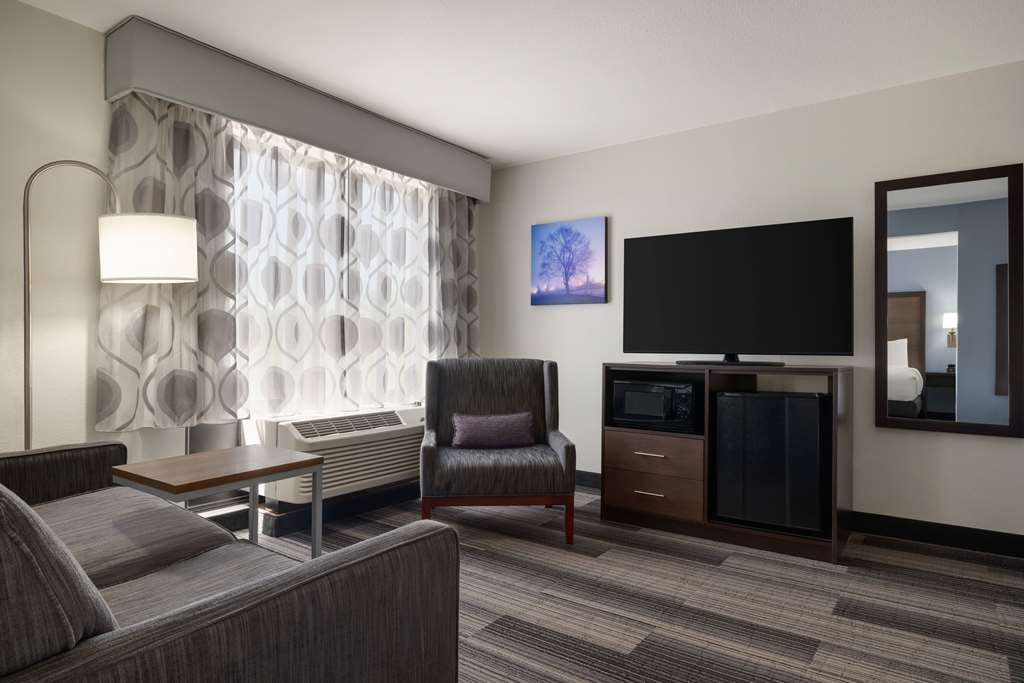 La Quinta Inn & Suites by Wyndham Springfield Airport Plaza - photo 30