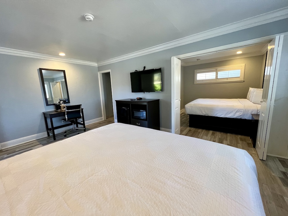 Aura Inn Monterey - photo 43