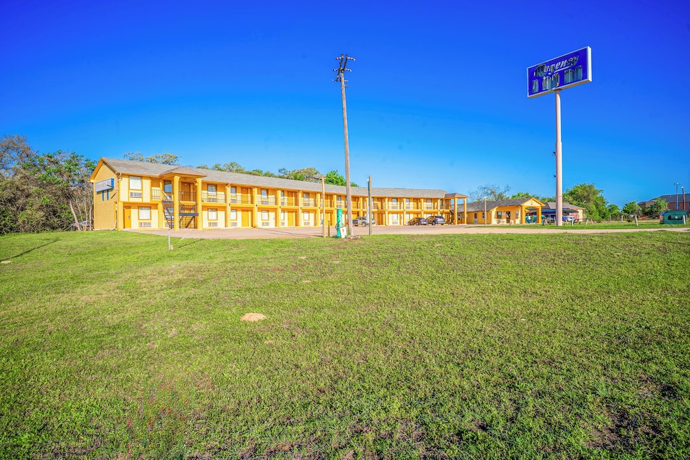 Regency Inn By OYO Rockdale TX - photo 54