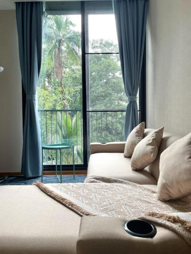 Phrom Phong Top 1BD pool gym park and mall BTS