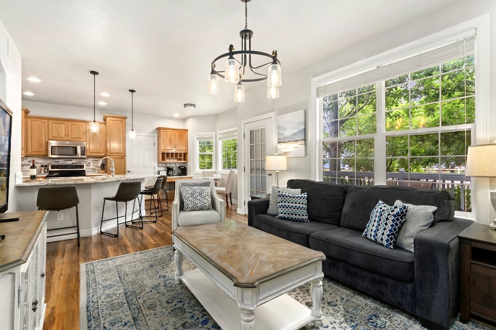 Fabulous Family Friendly Retreat By Windsor Lake — Windsor